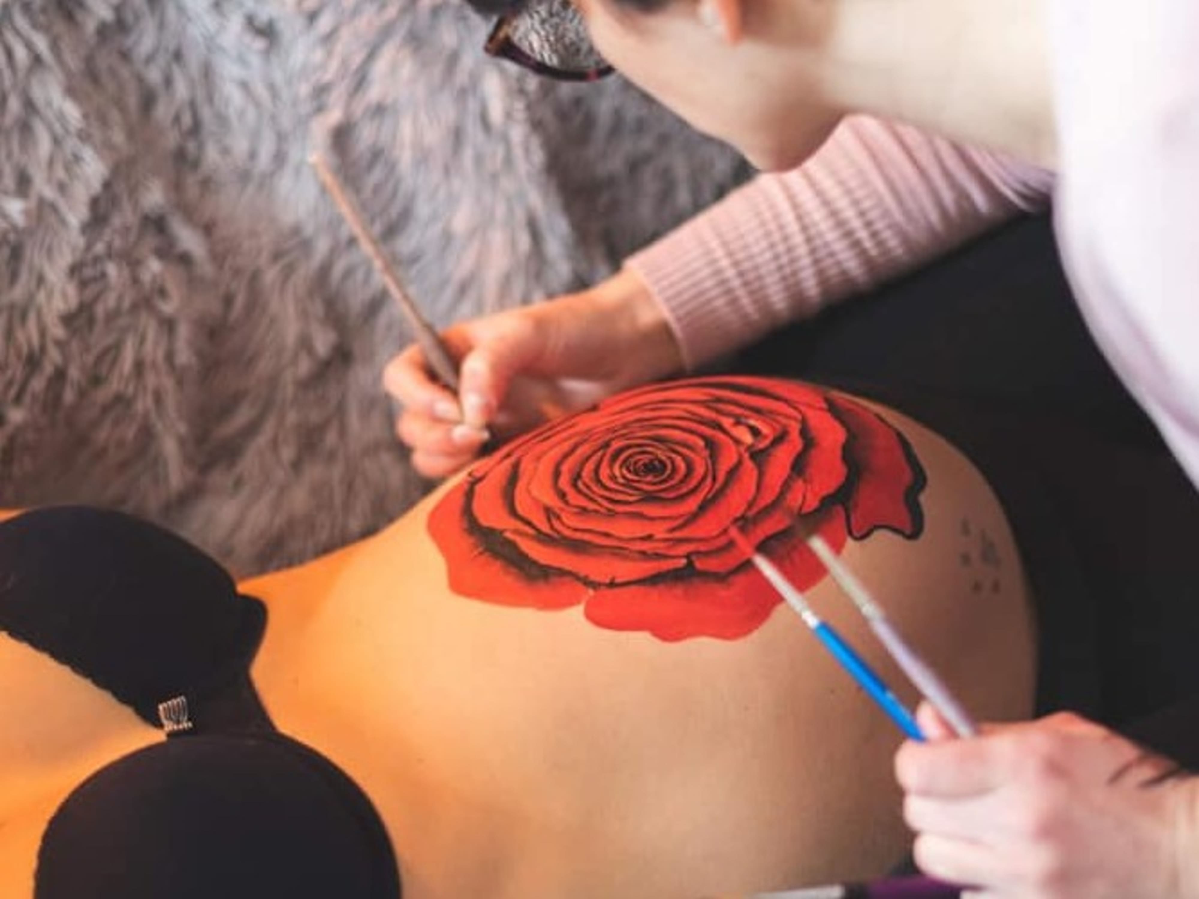 Belly painting d'amandine peignant une rose