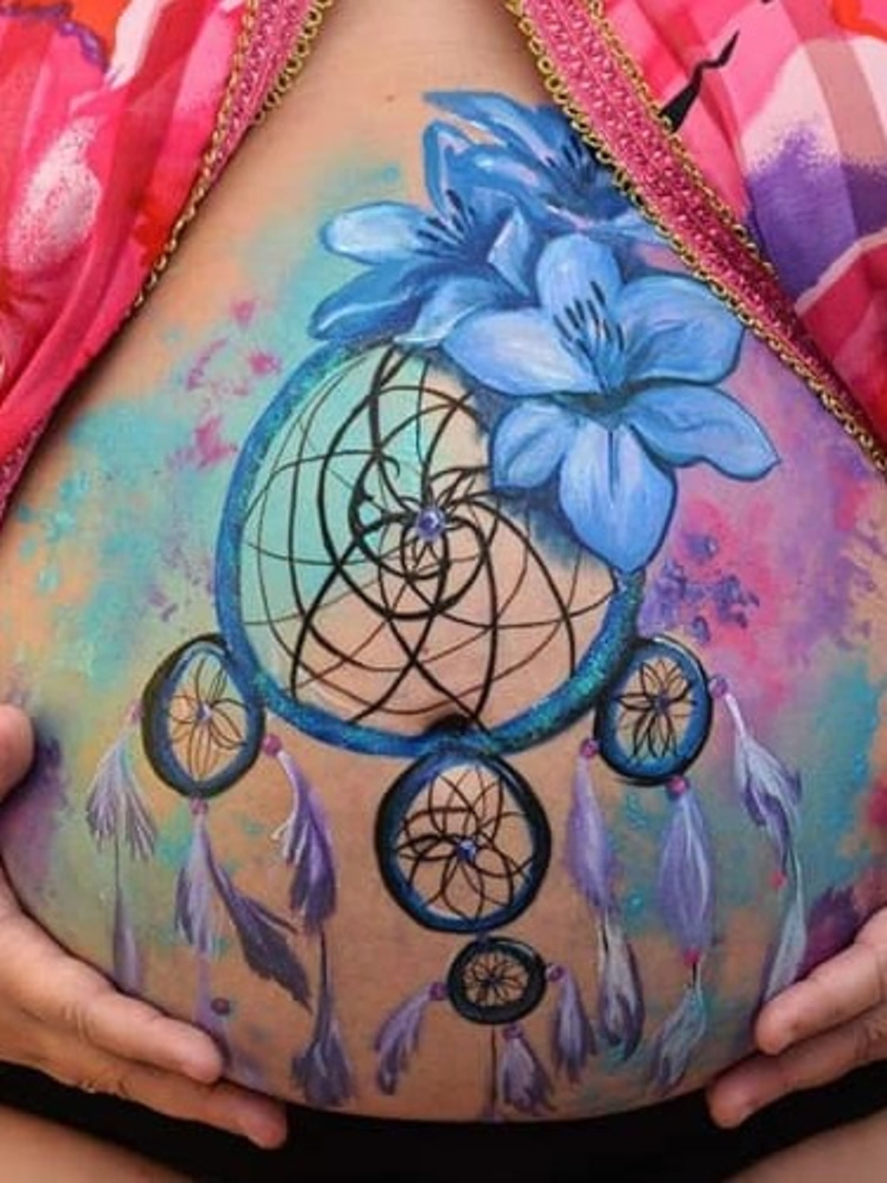 Belly painting de fleur-et-attrape-rêve